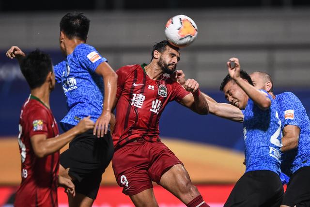 意甲-奥卡福尔绝杀拉齐奥3张红牌 AC米兰1-0胜
