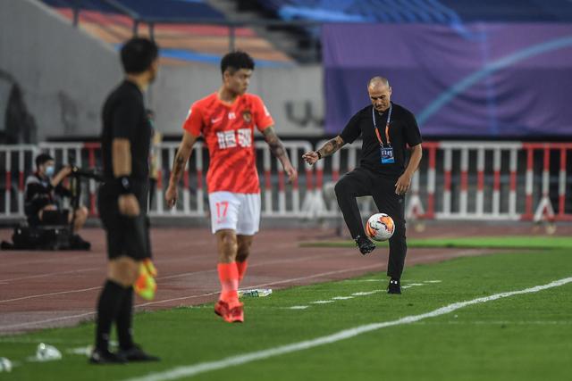 武汉三镇狂练进攻期待主场首秀 马丁斯抓紧磨合锋线